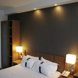Standard Queen Room Disability Access